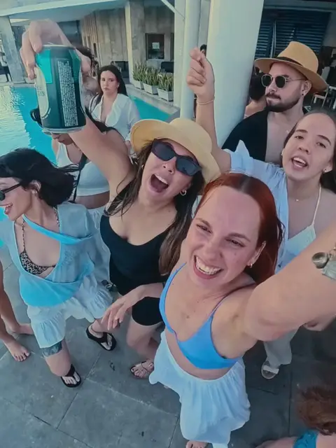 Foto extraída: invitados celebrando
