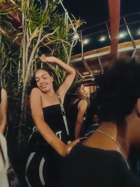 Foto extraída: chica bailando en la terraza